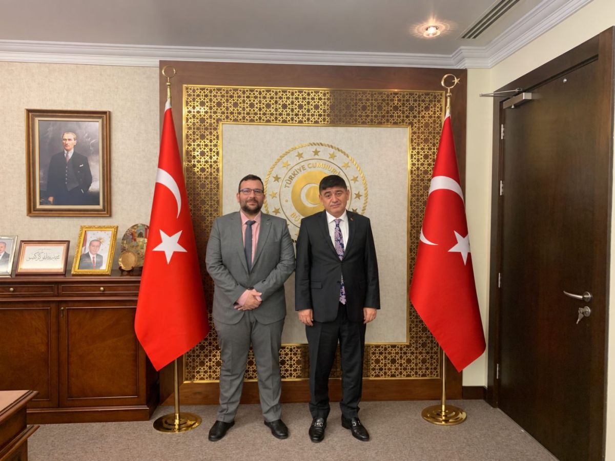 With the then Turkish ambassador to Qatar. Doha, 2022.