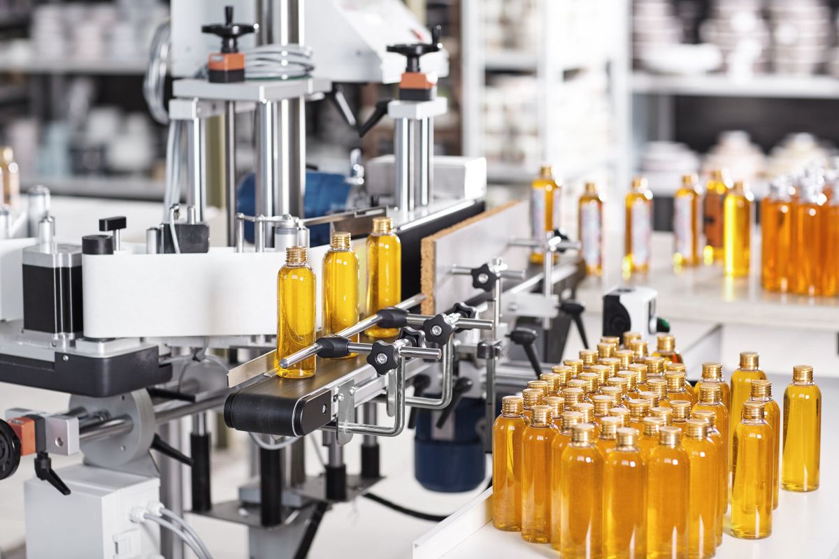 Filling and labelling at a Turkish contract manufacturer: your formula, your label, your market.